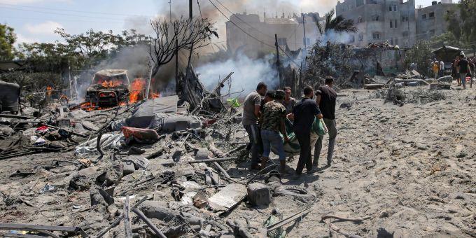 Palästinenser bergen eine Leiche im südlichen Gazastreifen. Seit der Nacht seien laut Angaben mindestens 45 Menschen getötet worden. (Archivbild) Gazastreifen
