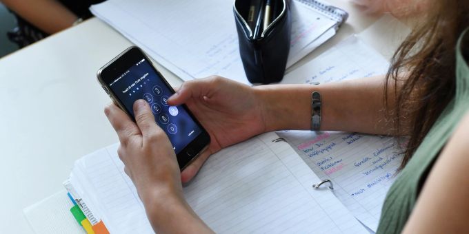 In Italien sind Mobiltelefone im Klassenzimmer vom neuen Schuljahr an generell verboten. Handyverbot