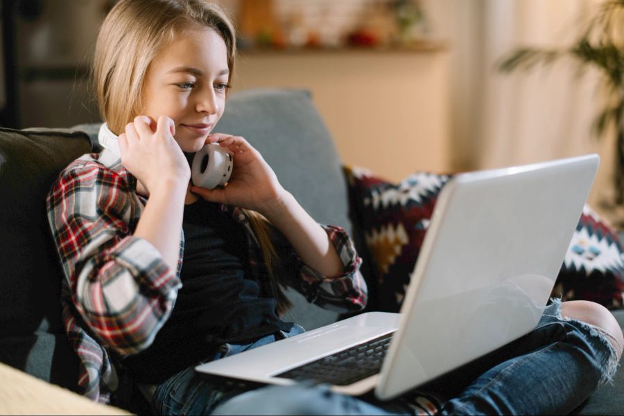 Teenie-Mädchen vor Laptop