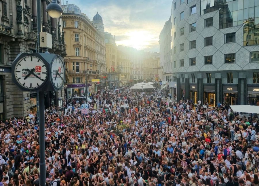 Taylor-Swift-Fans in der Wiener Innenstadt.