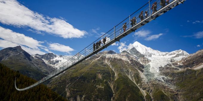 Menschen laufen auf einer Hängebrücke. (Archivbild) Hängebrücke Hörnliweg Adelboden