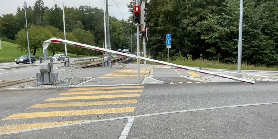 Flumenthal: Bahnschranke beschädigt.