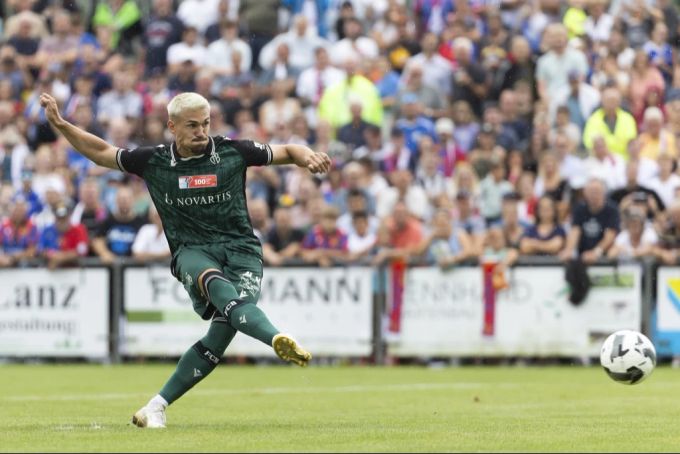 Benjamin Kololli verwandelt im Schweizer Cup einen Penalty. Schweizer Cup