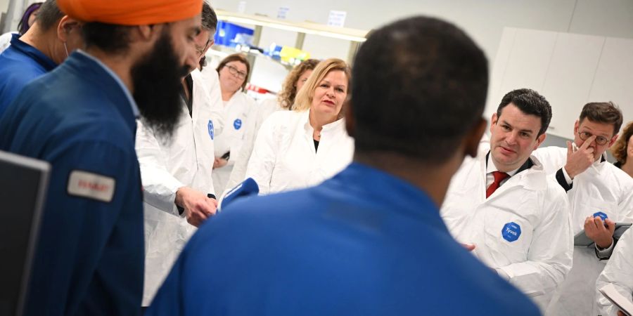 Ziel der Reise von Nancy Faeser (SPD, M) und Hubertus Heil (SPD, 2.v.r.) nach Kanada waren Gespräche zu Methoden zur Gewinnung ausländischer Fachkräfte.