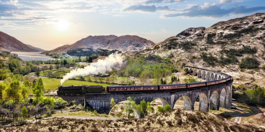 Zug Lokomotive Viadukt Schottland Rauchaustoss