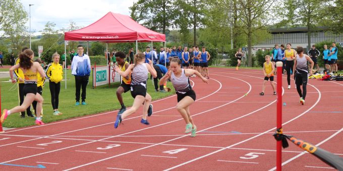 Zwei Eschenbacher Sprinterinnen in der Übergabezone in der Disziplin Jugend 60 Meter Mixed. Pendelstafetten Schweizermeisterschaften in Grenchen