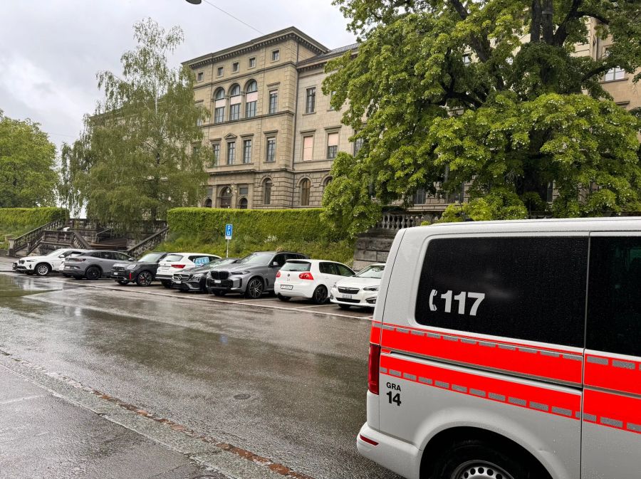 Im Inneren der ETH Zürich ist es wegen des Streiks sehr laut.