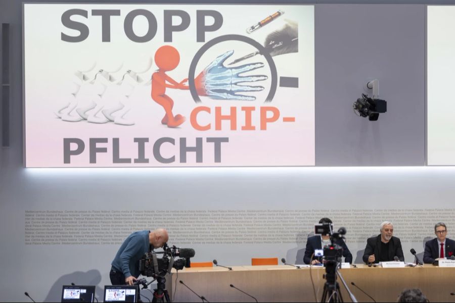 Das Initiativkomitee der Kampagne «Für Freiheit und körperliche Unversehrtheit (Stopp-Impfpflicht-Initiative)» hat am Dienstag in Bern seine Abstimmungskampagne lanciert.