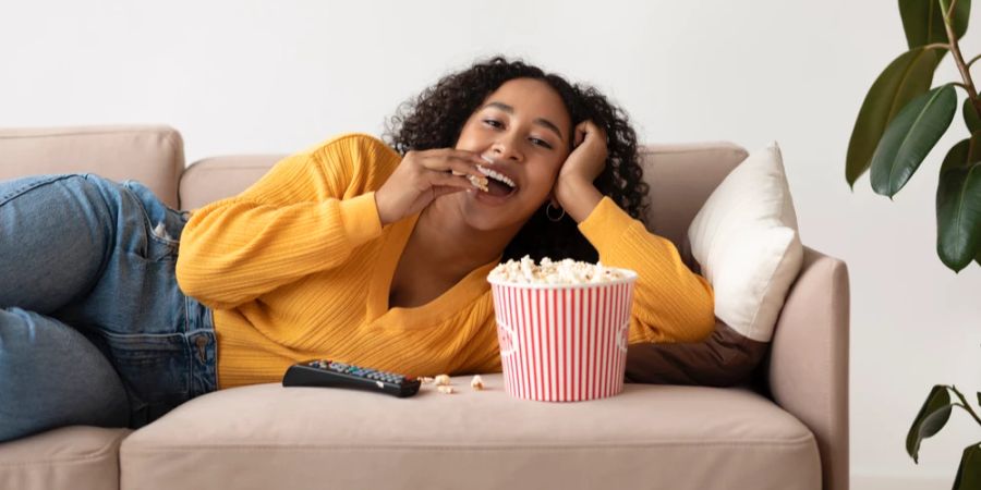 Frau Popcorn Couch Freude