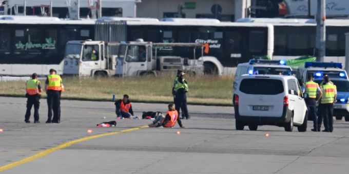 Acht Personen wurden beim Protest am Flughafen Frankfurt festgenommen. Flughafen Frankfurt