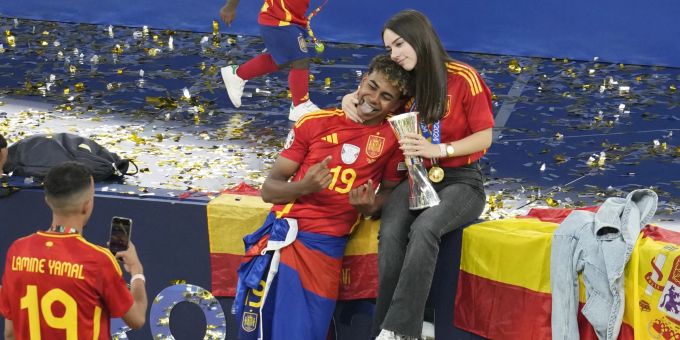 Spaniens Lamine Yamal posiert nach der EM 2024 mit Freundin Alex Padilla. EM 2024