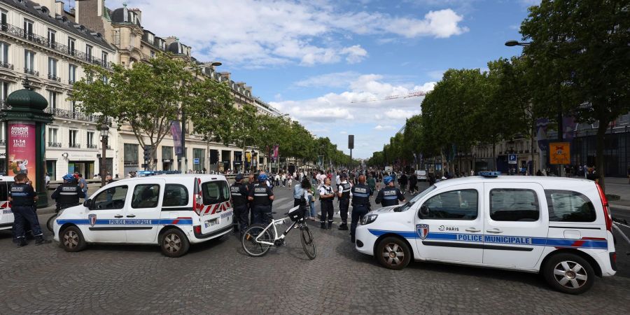 Nahe der Champs-Élysées sticht ein Mann auf einen Polizisten ein und wird niedergeschossen (Archivbild).