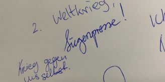 «Lügen» - Skeptiker kritzeln Ukraine-Botschaften in Kriegs-Ausstellung