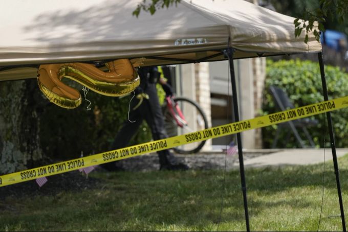 Polizei-Absperrband markiert den Ort in Kentucky, wo ein 20-Jähriger vier Menschen auf einer Geburtstagsfeier erschossen hat. Kentucky