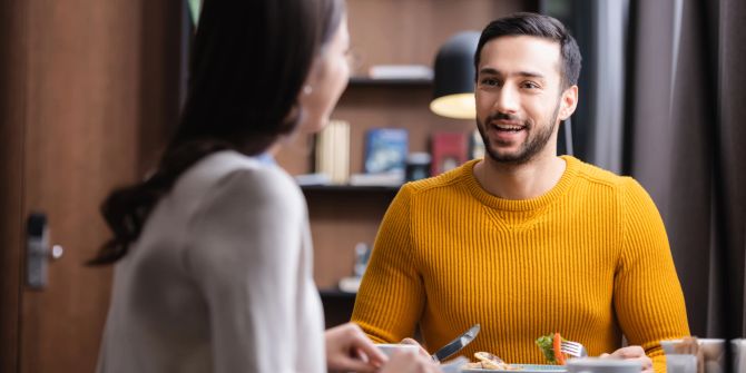 mann und frau beim essen