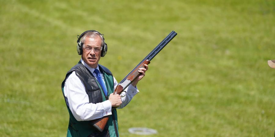 In Grossbritannien unterstützt er den Rechtspopulisten Nigel Farage mit 100 Millionen Dollar.