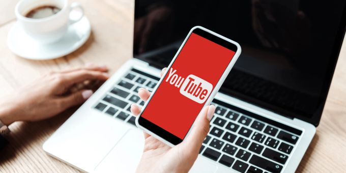 YouTube will auch für Werbetreibende attraktiver sein. YouTube auf dem Smartphone