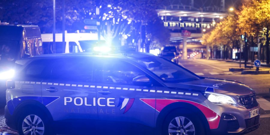 ARCHIV - Ein Fahrzeug der französischen Polizei steht mit Blaulicht auf einer Straße. Foto: Christoph Reichwein/dpa/Symbolbild