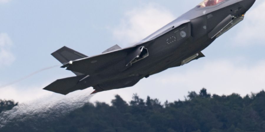 ARCHIV - Ein Kampfjet vom Typ F-35 startet im Rahmen einer großangelegten Übung zahlreicher Kampfflugzeuge aus mehreren Nato-Staaten auf der US-Airbase Ramstein. Foto: Boris Roessler/dpa