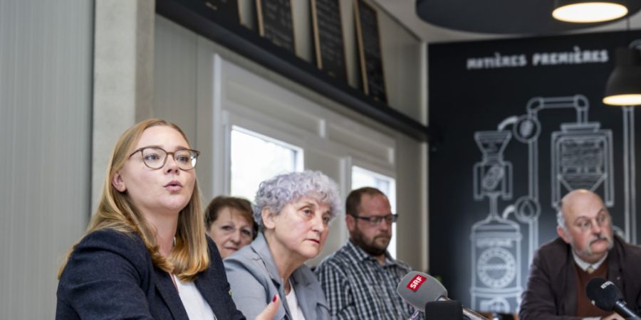 Die Waadtländer Staatsrätin Valérie Dittli (links), mit Mitgliedern ihrer neuen Partei an der Medienkonferenz in Ropraz.