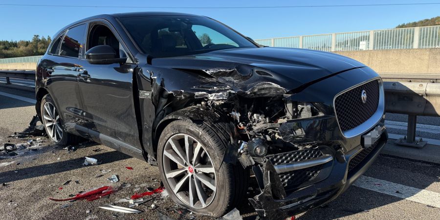 Die beteiligten Fahrzeuge bei Brunegg wurden allesamt stark beschädigt.