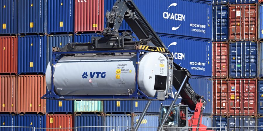 Container stapeln sich im Hafen von Duisburg in Europas grösster Volkswirtschaft Deutschland. (Archivbild)