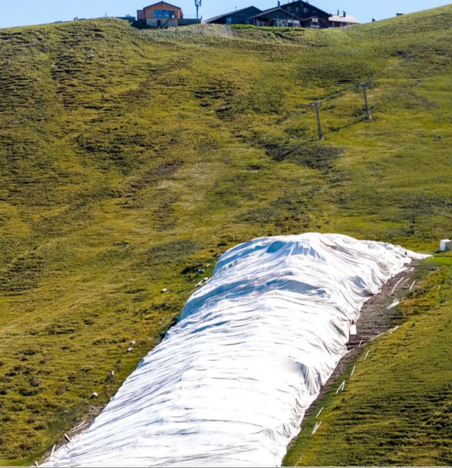 Mit einer isolierenden Abdeckung wird der Schnee den Sommer über geschützt.