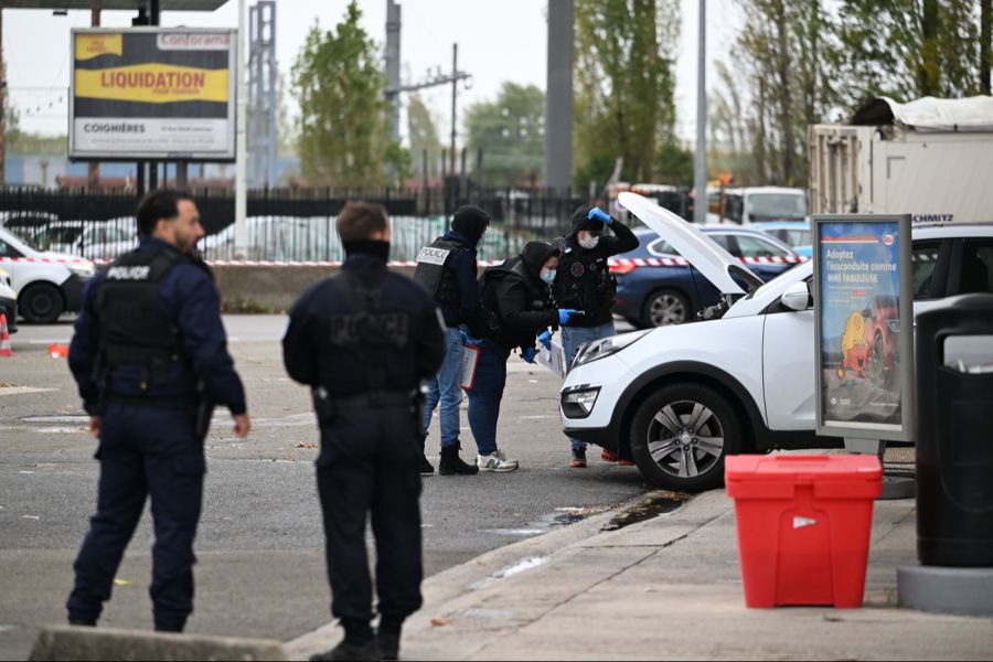 Ein Mann schoss aus einem Auto auf mehrere Menschen.