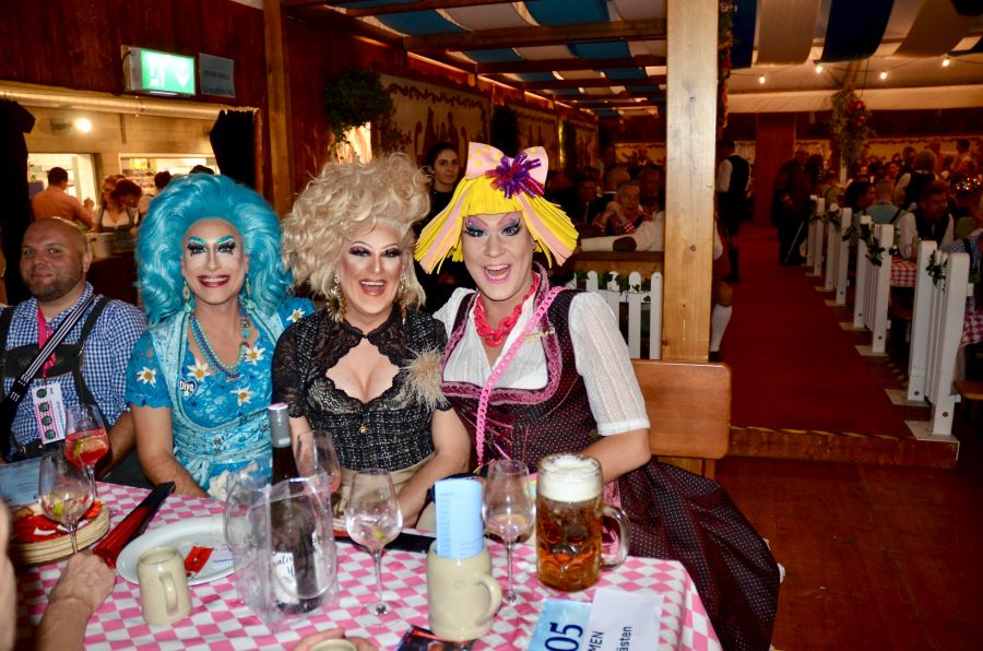 Das coole Dragqueen-Trio Vio la Cornuta, Mia Storm und Gossipa zieht alle Blicke auf sich.