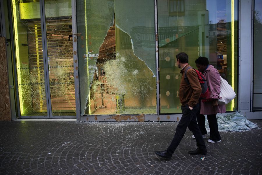 Angesichts der Bilder aus Paris kommt die Werbung in der Schweiz nicht besonders gut an.