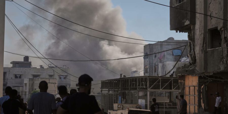 ARCHIV - Nach einem israelischen Militärangriff steigt Rauch über Gaza auf. Foto: Jehad Alshrafi/AP/dpa