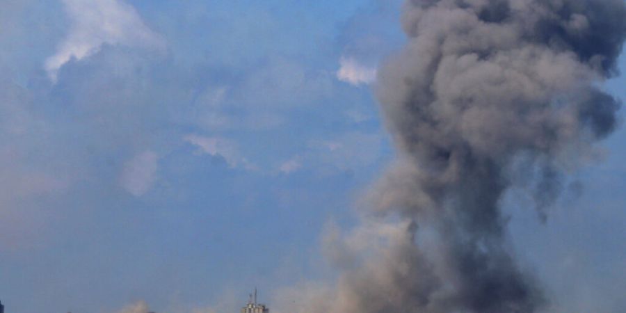 Rauch steigt nach mehreren israelischen Luftangriffen in Beirut auf. Foto: Marwan Naamani/dpa