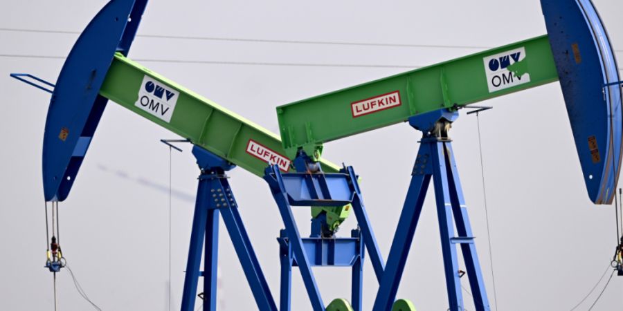 Nach der Ankündigung einer zweiwöchigen Feuerpause zwischen dem Iran und den USA sind die Ölpreise kräftig gesunken. Der Preis für ein Fass (159 Liter) Öl der Sorte Brent fiel um ...