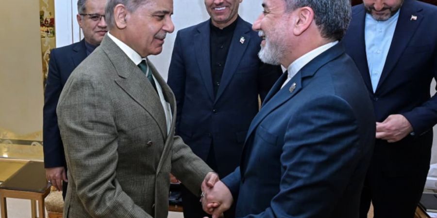 HANDOUT - Auf diesem vom Büro des pakistanischen Premierministers veröffentlichten Foto begrüßt Premierminister Shehbaz Sharif (l) den iranischen Außenminister  Abbas Araghtschi vo...