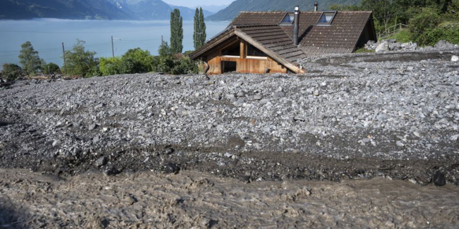 Im August 2024 verschüttete eine Schlamm- und Gerölllawine am Milibach einen Teil des Dorfes Brienz. Nun soll der Bach verlegt und das Dorf besser geschützt werden. (Archivbild)
