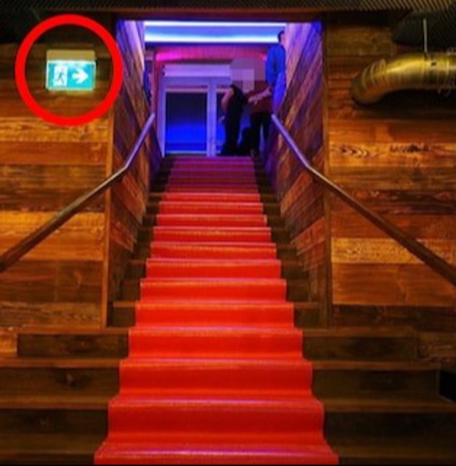 Ausserdem zeigen Archivbilder aus der Bar "Le Constellation", dass das Zeichen falsch verwendet sein könnte. Der Pfeil zeigt nach rechts zur Treppe. Laut dem Schweizer Brandschutzportal "Heureka" wäre jedoch das Symbol mit einem diagonal nach oben zeigenden Pfeil korrekt gewesen.