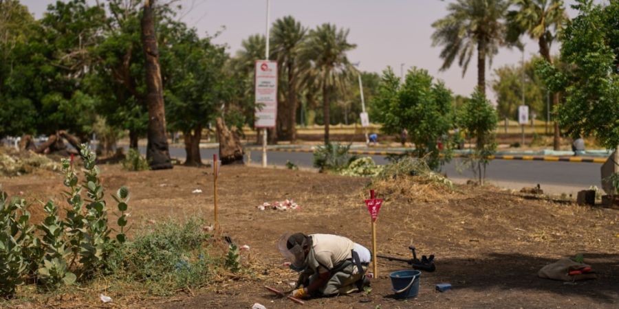 Ein Mitglied des Entminungsteams der Nichtregierungsorganisation Jasmar arbeitet auf einem Gelände, das von Minen gesäubert wird. Foto: Bernat Armangue/AP/dpa