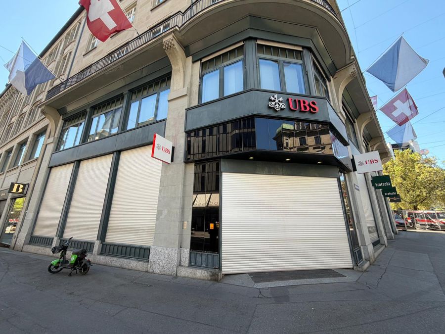 Vor der Demonstration sah die UBS-Filiale noch so aus.