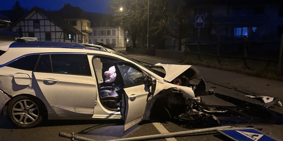 Das Auto prallte gegen ein Strassenschild und zwei verschiedene Hausmauern.