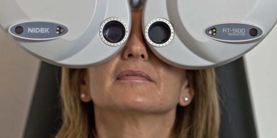 Wegen Verstössen gegen Bewilligungsauflagen und Abrechnungsvorschriften hat der Kanton Aargau zwei Augenärzte einer Praxis gebüsst. (Symbolbild)