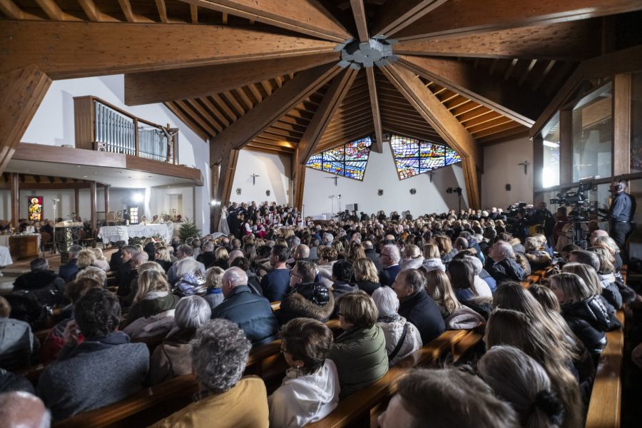 Mehrere Hundert Personen nehmen am Gedenkgottesdienst teil.
