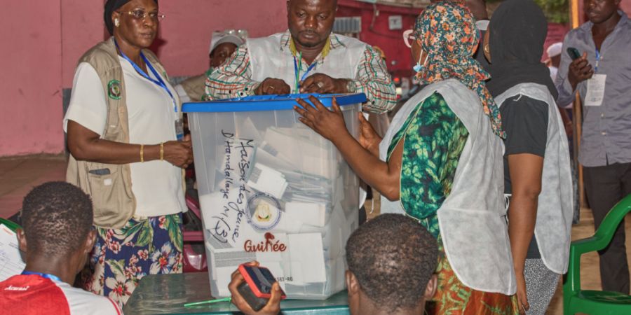 Beamte bereiten sich auf die Auszählung der Stimmzettel in einem Wahllokal vor, als die Wahllokale während der Präsidentschaftswahlen schließen. Foto: Fode Toure/AP/dpa