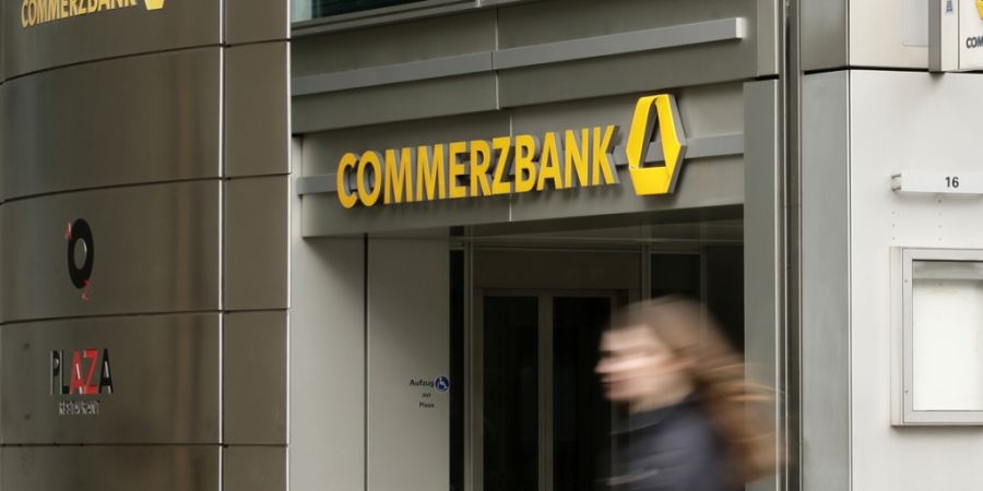 Die Commerzbank hat 2025 trotz hoher Kosten für den laufenden Stellenabbau mit einem Reingewinn von 2,6 Milliarden ihr Gewinnziel von 2,5 Milliarden Euro übertroffen. Nun will das Ins...