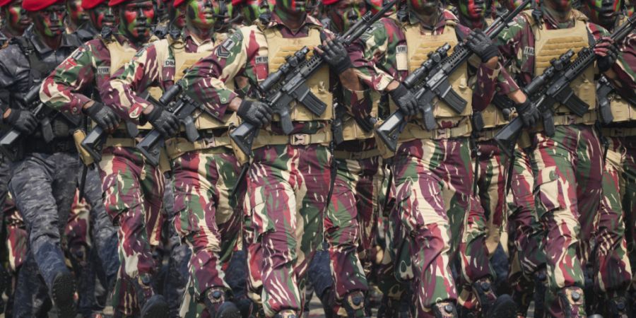 ARCHIV - Mitglieder von Spezialeinheiten der indonesischen Armee bei einer Parade in Jakarta. Foto: Tatan Syuflana/AP/dpa/Archivbild