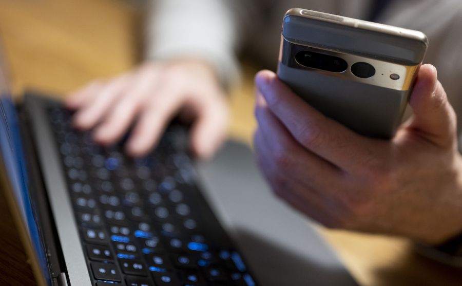 Die Betrüger teilten ihm mit, dass auf seinem Konto ein Betrug stattgefunden habe. Man würde ihm helfen, das Geld zurückzuerhalten. (Symbolbild)