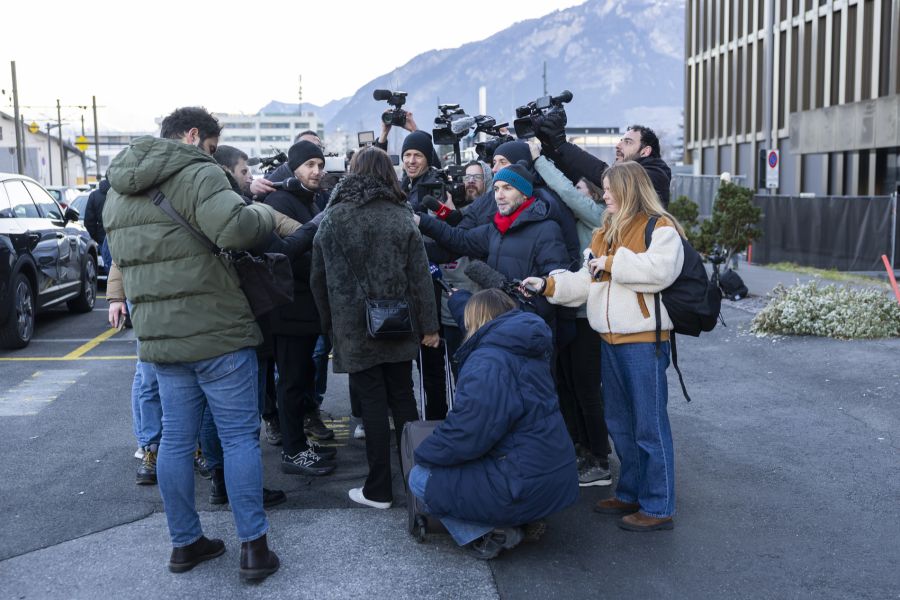 Anwälte kommunizieren Inhalte der Verhöre an die Öffentlichkeit und sorgen für mediales Aufsehen.