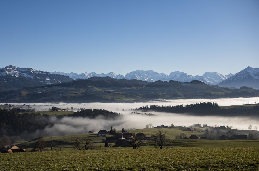 Im Tagesverlauf bessert sich das Wetter dann schrittweise. Zuerst im Flachland, später auch in den Bergregionen stellt sich am Sonntag sonniges Wetter ein.  (Symbolbild)