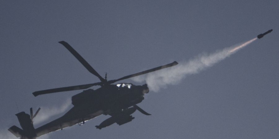 ARCHIV - Ein israelischer Apache-Hubschrauber feuert eine Rakete auf den Südlibanon ab. Foto: Leo Correa/AP/dpa