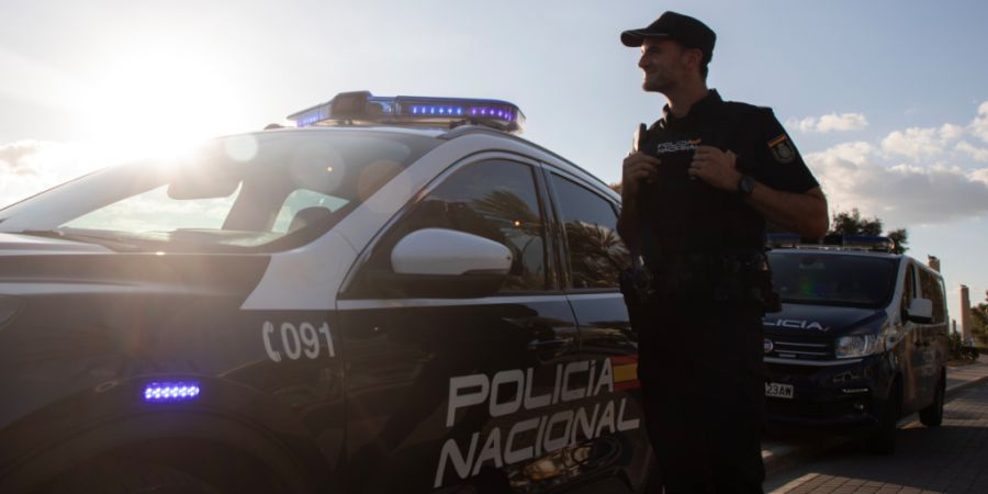 ARCHIV - Ein Polizist der spanischen Policia Nacional. Foto: Clara Margais/dpa/Symbolbild