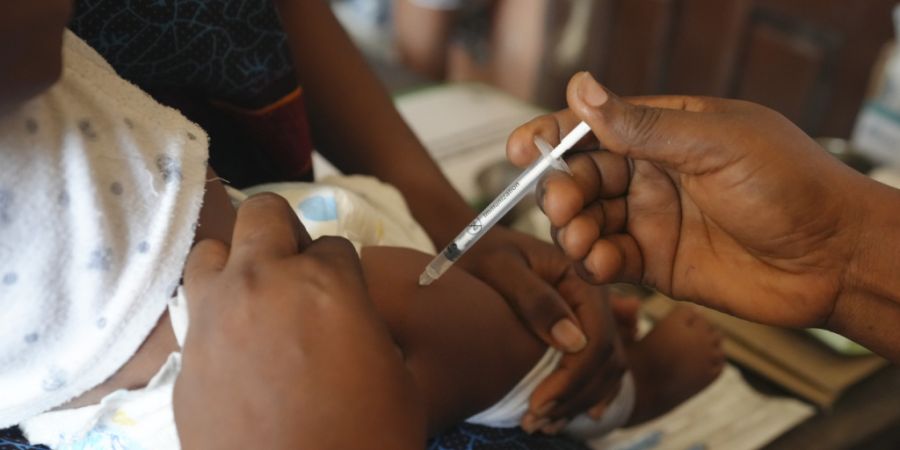 Vorbeugende Impfungen können viele Leben retten - das zeigt eine Analyse nun für Malaria bei Kindern. (Archivbild)
